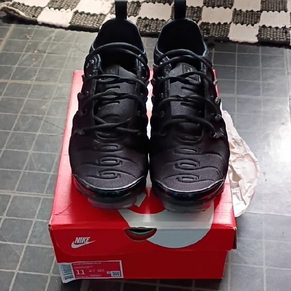 Nike Womens Black VaporMax Plus Sneakers - Picture 2 of 5